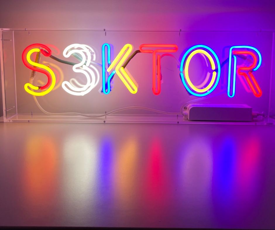 Neon z napisem S3KTOR 