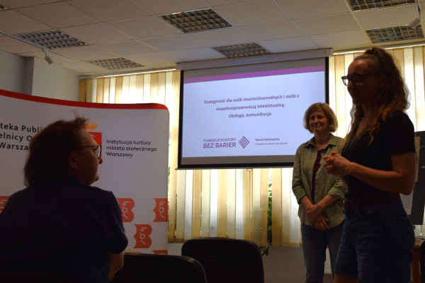 Uczestnicy i uczestniczki podczas szkolenia z dostępności dla osób neuroróżnorodnych i osób z niepełnosprawnościami.