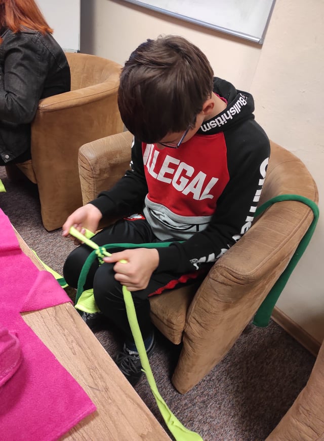 uczeń wykonujący zabawkę dla psów podczas warsztatow