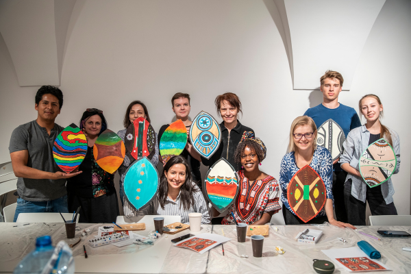 Malowanie tarcz kenijskich z Pascalią podczas Akademii Sztuk Migranckich w Muzeum Warszawy.