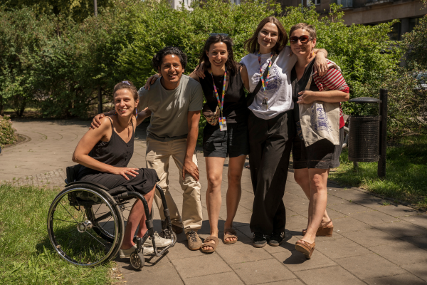 Zespół budowania społeczności i wolontariatu w PFM, podczas Weekendu Wielokulturowego na Placu Hallera