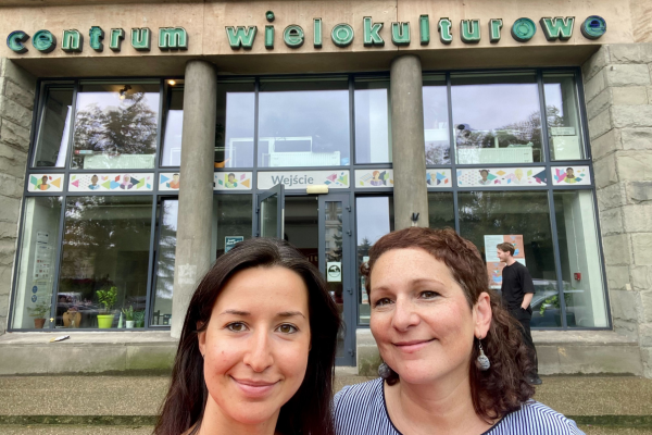 Katarzyna i Magda na tle Centrum Wielokulturowego.