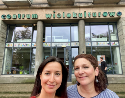 Katarzyna I Magda na tle Centrum Wielokulturowego.