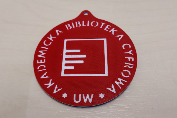 Zawieszka z logo "Akademicka Biblioteka Cyfrowa"