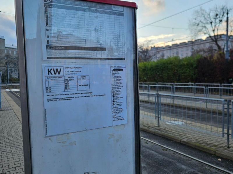 Tablica z rozkładem jazdy linii tramwajowej KW - kierunek wolontariat