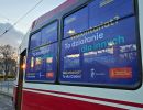 Okno tramwaju wyklejone plakatem z napisami: wolontariat/ to dawanie czegoś od siebie oraz wolontariat? to działanie dla innych