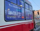 Okno tramwaju wyklejone plakatami z napisami: wolontariat? to niesienie pomocy oraz  wolontariat? to sposób na spędzanie czasu wolnego