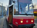 Przód tramwaju z małą firanką w przednim oknie