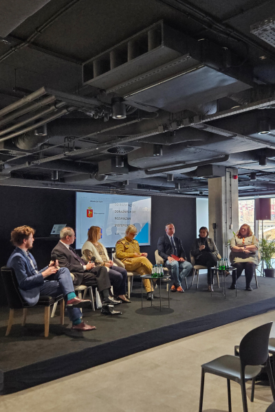 Zdjęcie przedstawia panelistów podczas debaty "Od doraźnej pomocy do Systemu Współpracy"