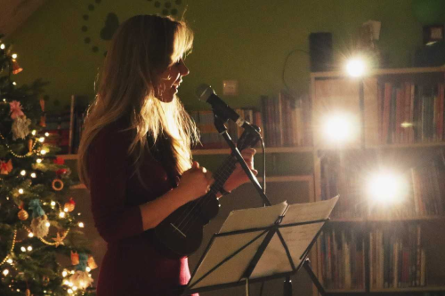 Kadr z koncertu przedstawiający wokalistkę