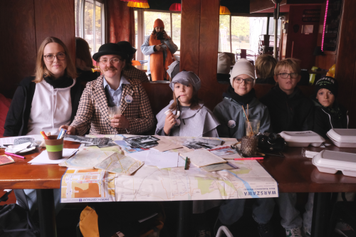 Kadr z gry miejskiej przedstawiający wolontariuszy ucharakteryzowanych i w strojach nawiązujących do tematyki gry