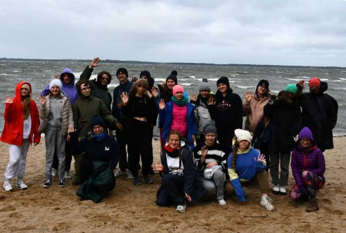 Zdjęcie grupowe młodych koordynatorów wolontariatu wykonane nad morzem