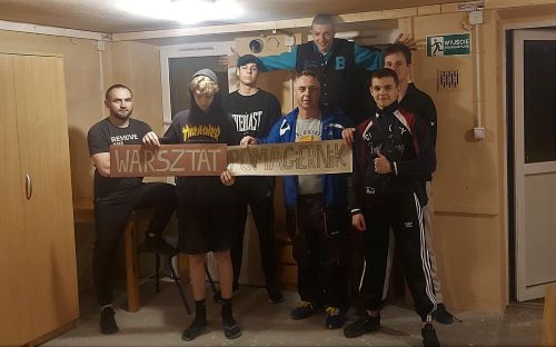 Wychowankowie prezentujący warsztat Pomagiernik