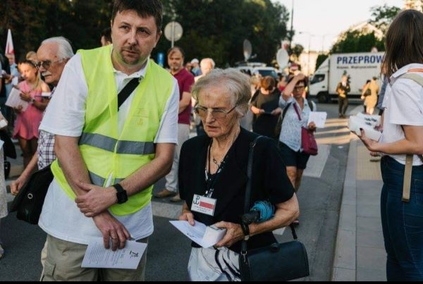 Kadr z marszu pamięci z udziałem wolontariuszy