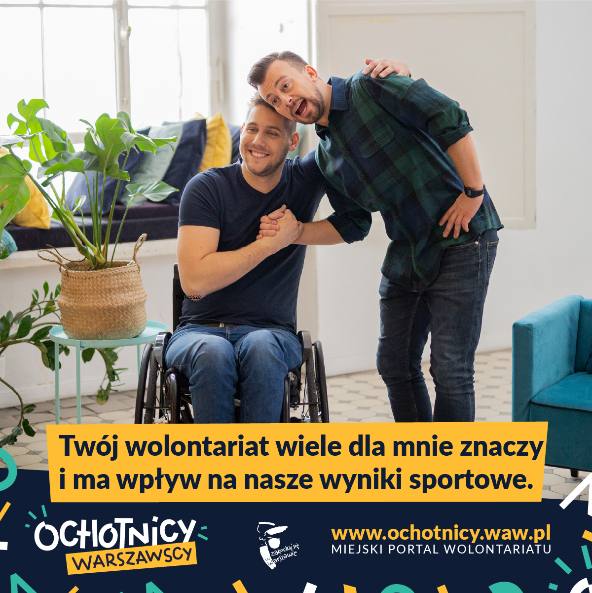 zdjęcie wolontariusza z mężczyzną z niepełnosprawnością, siedzącym na wózku