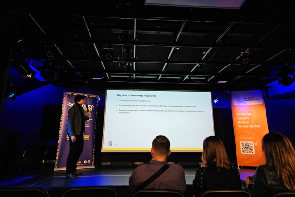 Zastępczyni dyrektorki Centrum Komunikacji Społecznej, Marta Dermańska, przedstawiająca podsumowanie działań realizowanych w ramach projektu "Ochotnicy warszawscy".