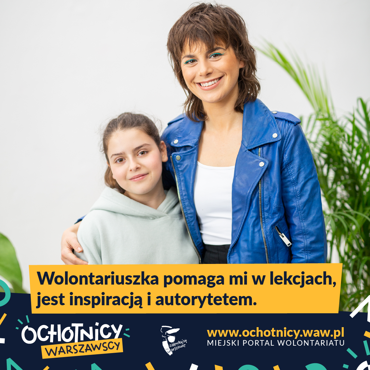 zdjęcie wolontariuszki korepetycyjnej z podopieczną dziewczynką