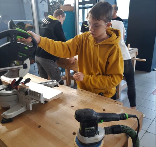 Prace stolarskie w warsztacie