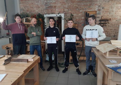 Zdjęcie zbiorowe wolontariuszy w warsztacie Pomagiernik