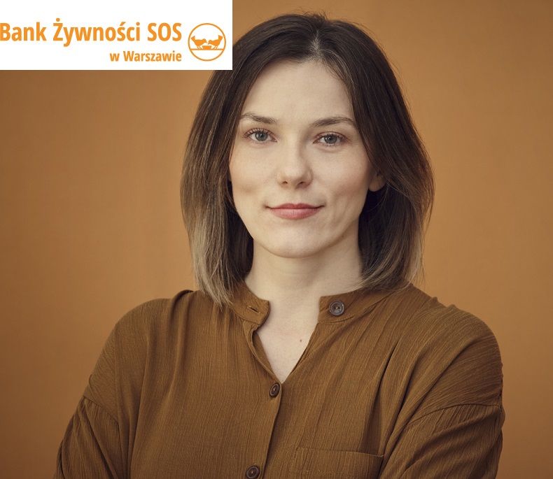 Joanna Gałek w musztardowej koszuli, od ramion w górę, włosy do ramion