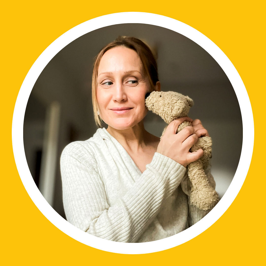 Katarzyna Gałkowska Guzik unosi pluszowego misia, który "całuje" ją w policzek