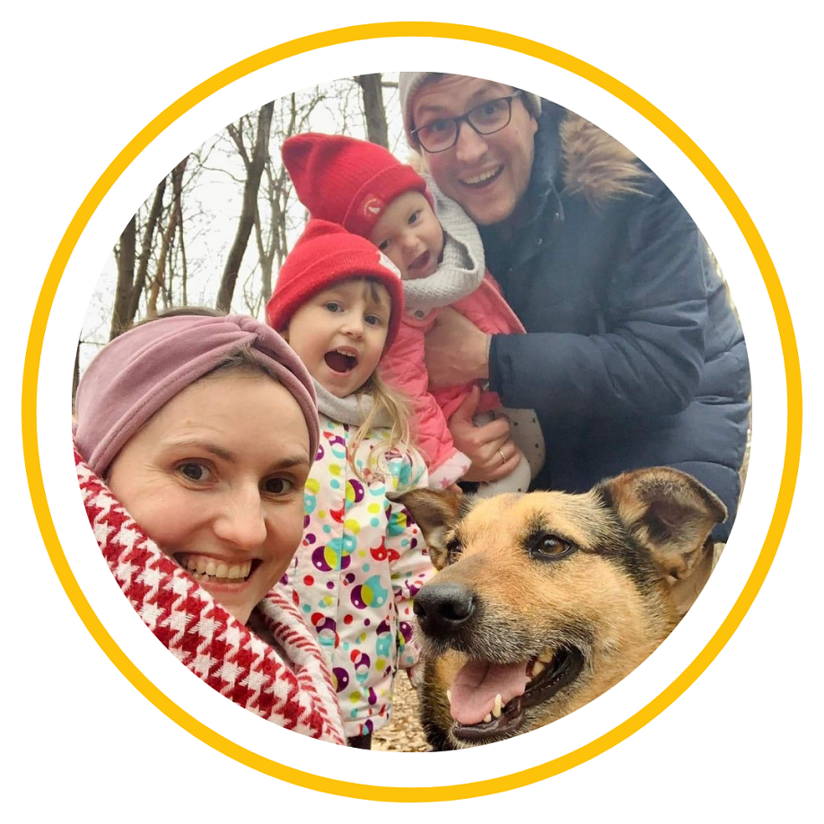 Aleksandra Bojarska Guzy na portrecie z dwoma małymi córkami, mężem i psem
