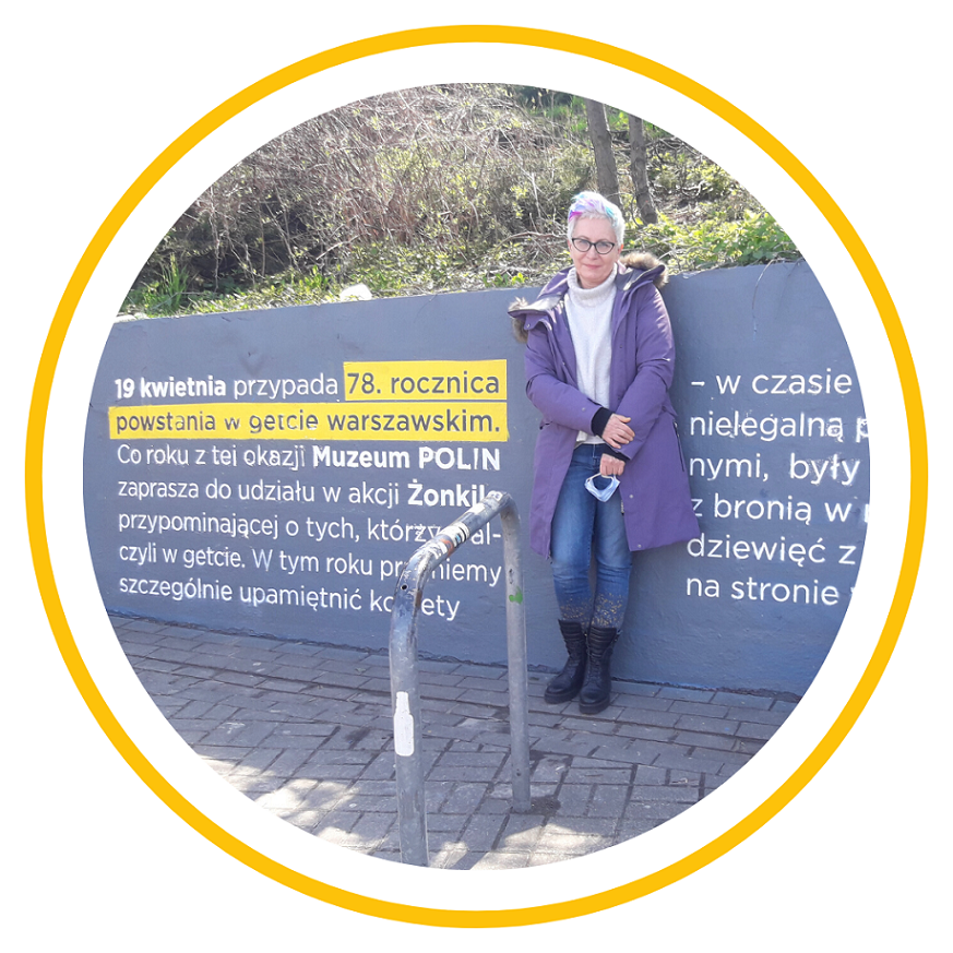 Alicja Arcimowicz przy muralu upamiętniającym 78. rocznicę powstania w getcie warszawskim