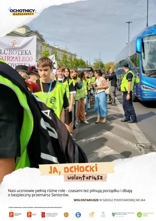 Plakat ze zdjęciem młodych ludzi, uczniów w odblaskowych kamizelkach, obok nich, stojący autokar, napis: Ja, ochocki wolontariusz"
