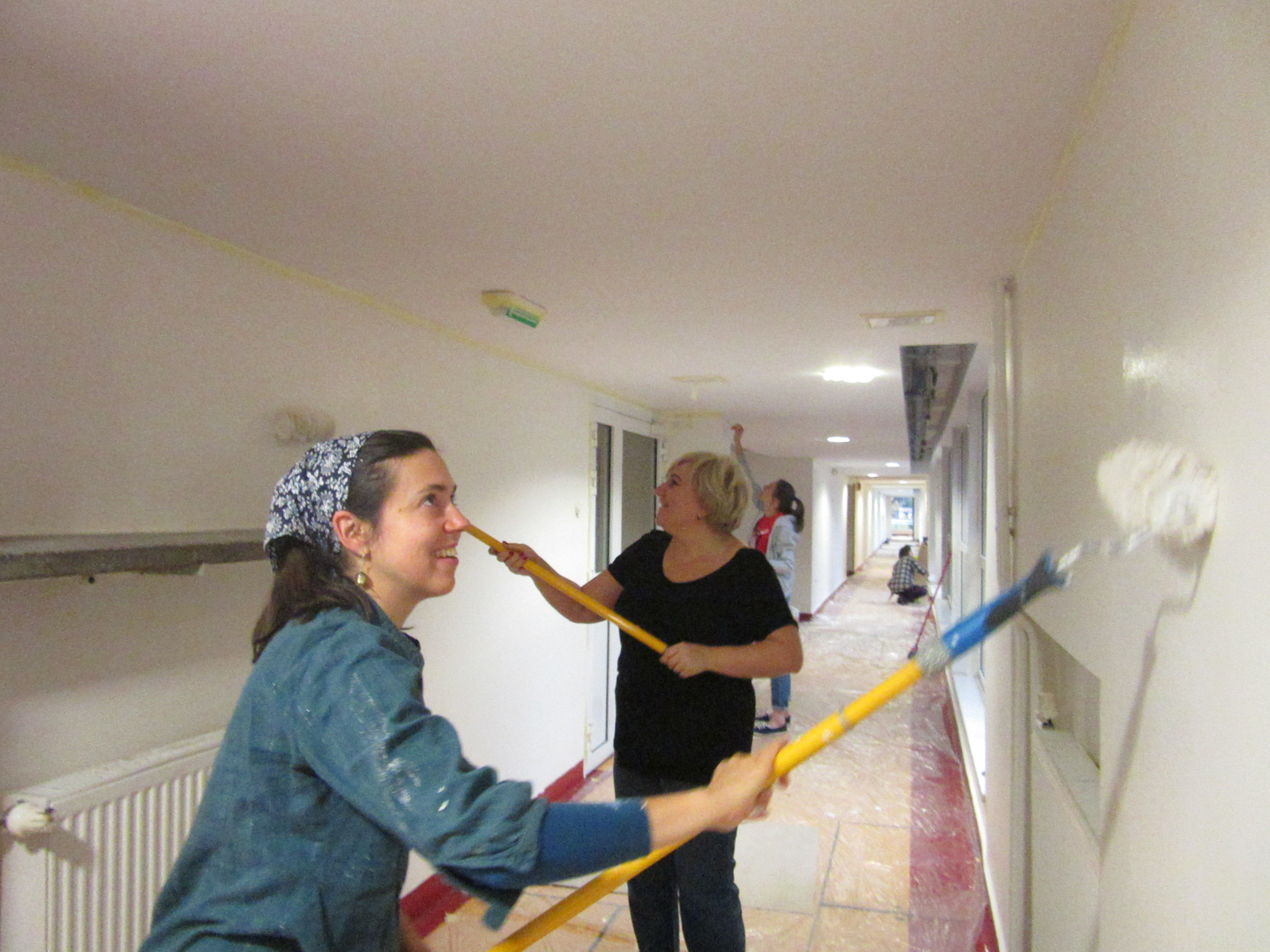 Wolontariuszki malujące ściany korytarza