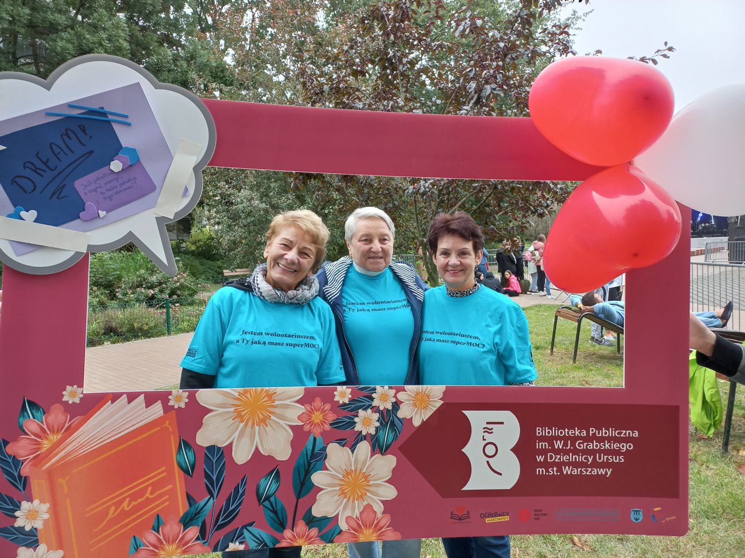 Wolontariuszki-seniorki pozują do zdjęcia podczas "Wolontariackiego Pikniku Rodzinnego" w Ursusie 