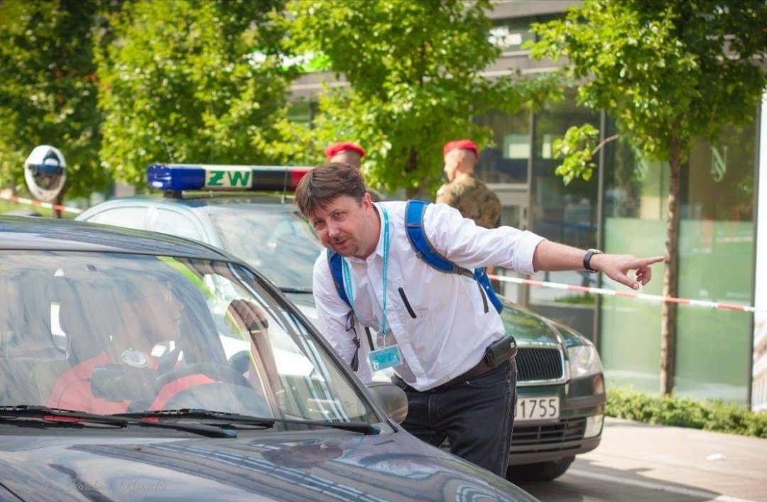 Maciej podczas kierowania ruchem