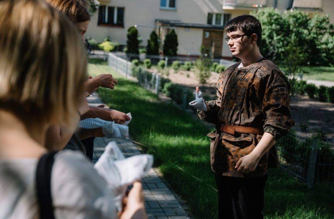 Piotrek w powstańczej panterce podczas gry miejskiej