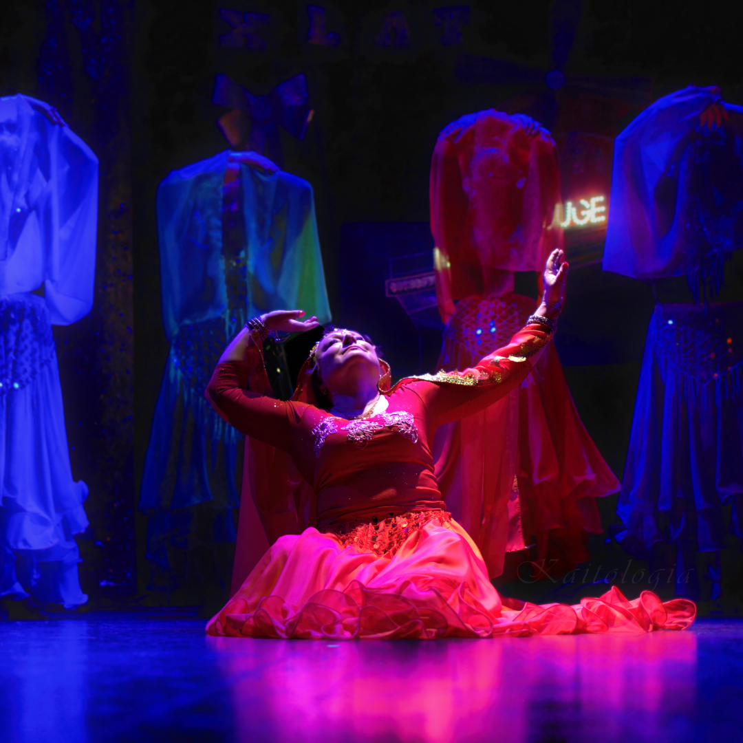 Portret wolontariuszki w czerwonej sukni podczas tańca na sali. 