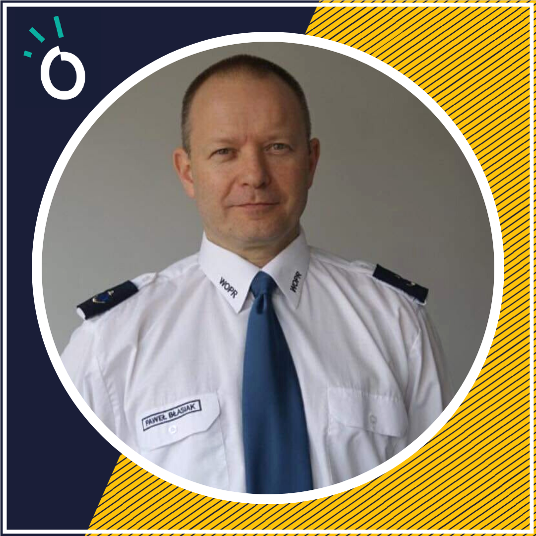 Portret Pawła Błasiak w koszuli mundurowej z krawatem