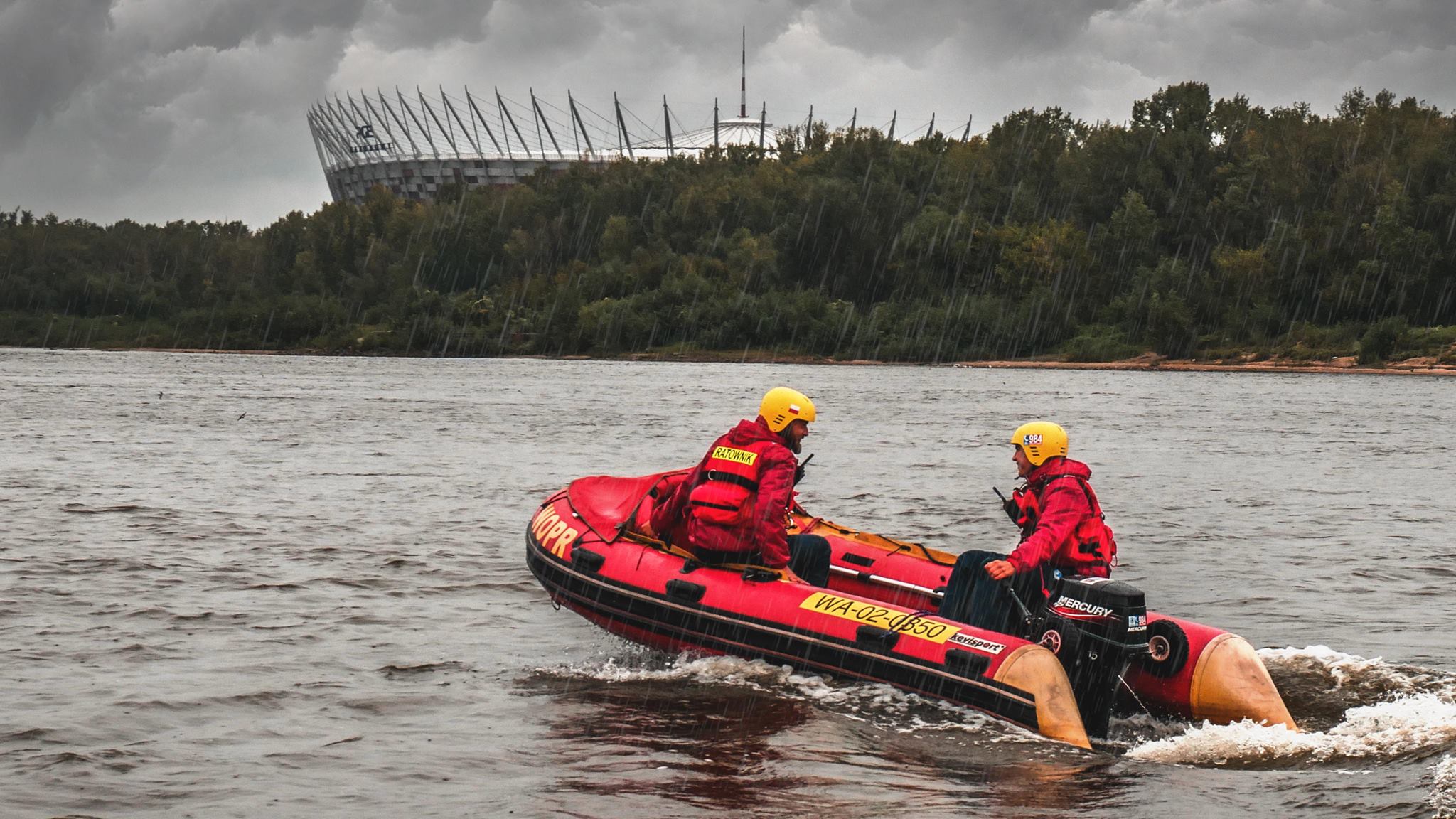 Ponton z dwoma ratownikami WOPR na Wiśle na tle Stadionu Narodowego