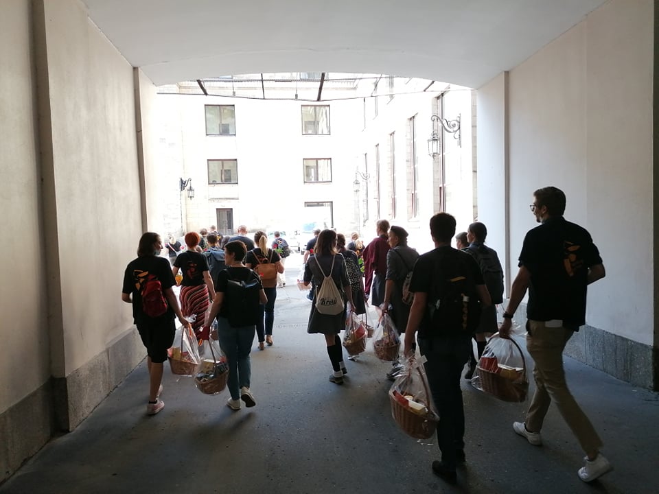 Grupa wolontariuszy z koszami kierująca się do autobusu