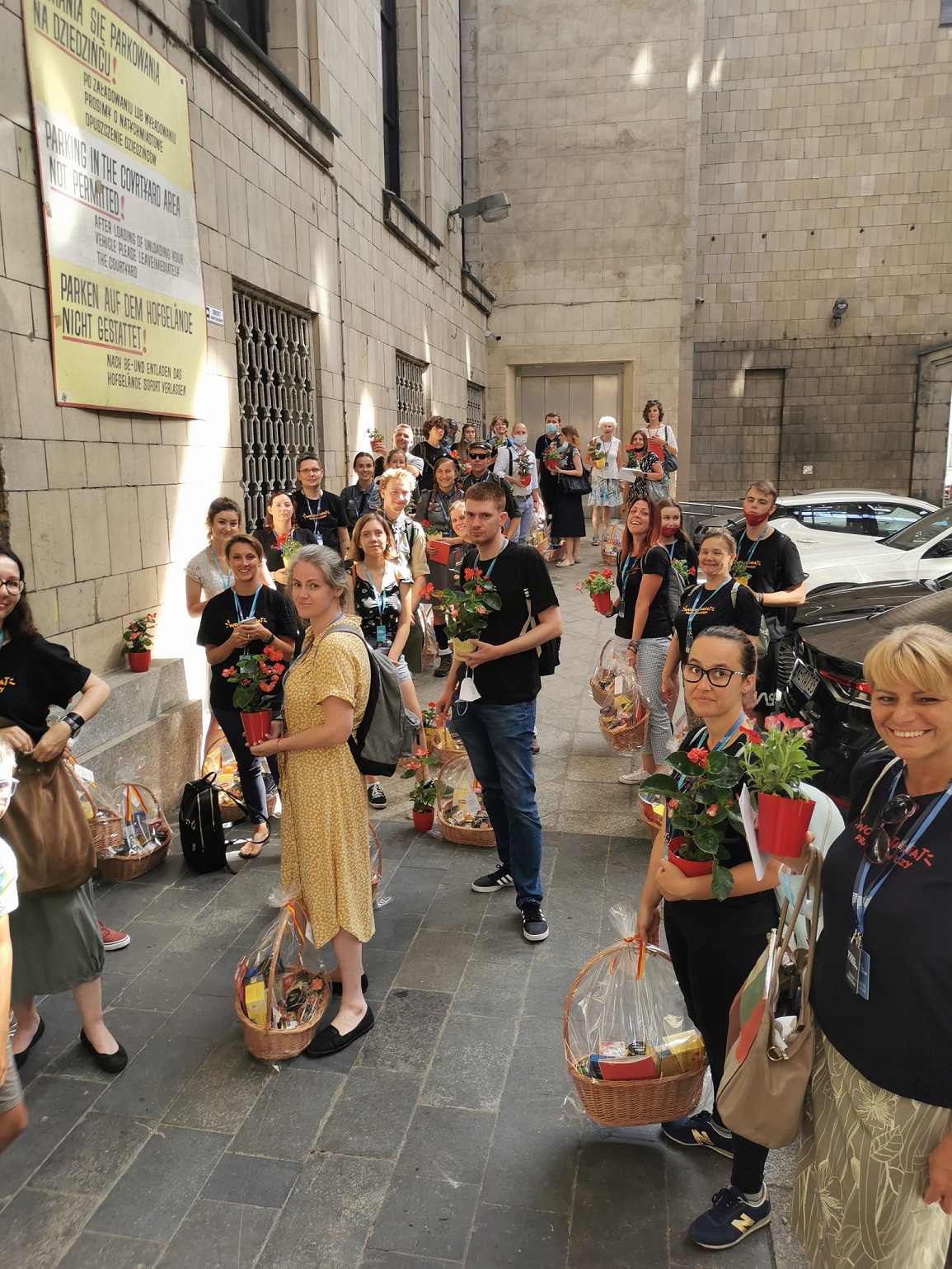 Wolontariusze z koszami oczekujący na autobus