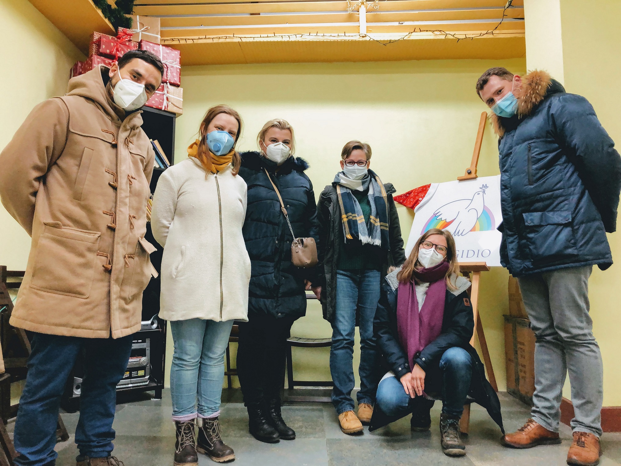 Siedmioro członków Wspólnoty SantEgidio w magazynie podczas przygotowań Świąt z Ubogimi