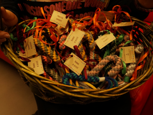 Wiklinowy koszyk z kolorowymi strukturami wykonanymi z włóczek