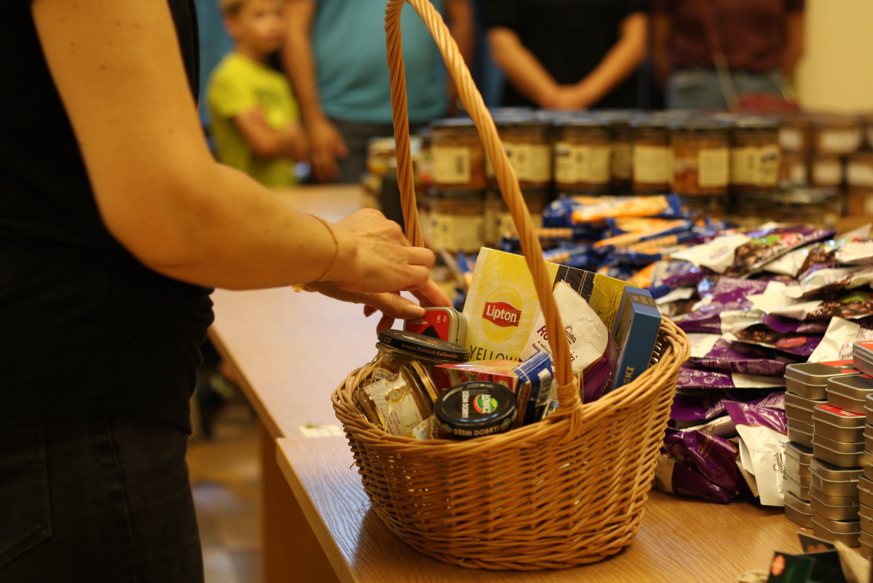 Ręce wolontariuszki przygotowującej kosz dla Powstańca