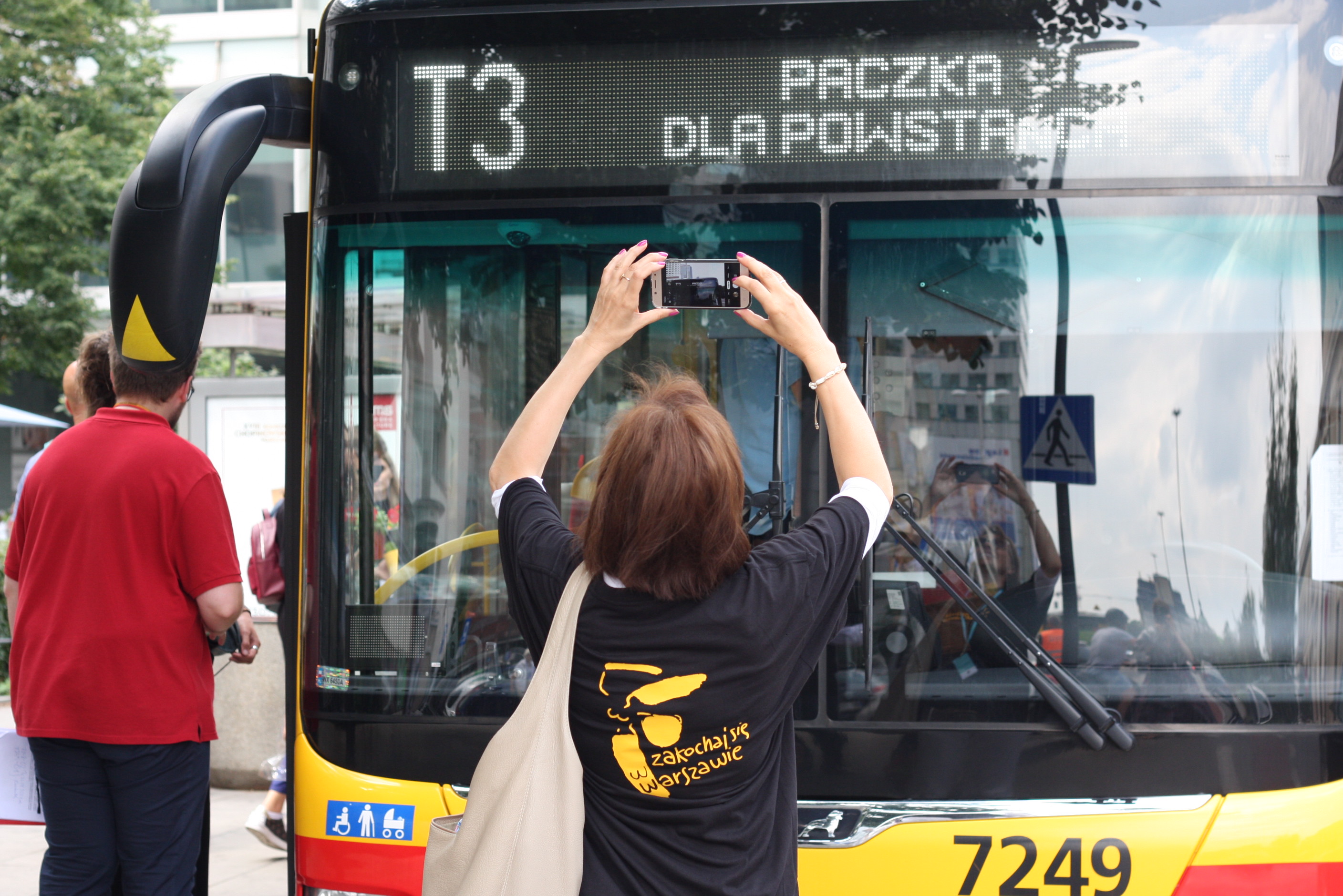 Wolontariuszka robiąca zdjęcie wyświetlacza informacyjnego na czole autobusu