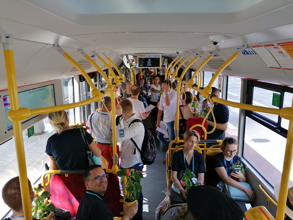 Wolontariusze wewnątrz autobusu oczekujący na swój przystanek