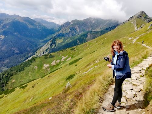 Zdjęcie portretowe wolontariuszki na wędrówce w górach wysokich