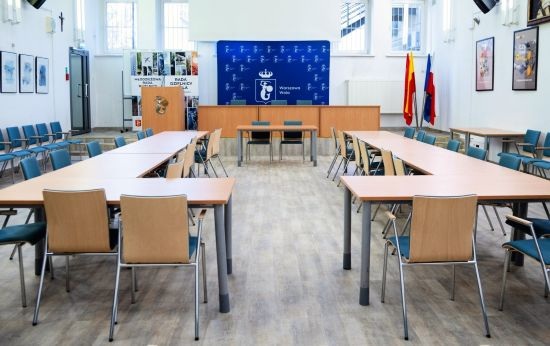 Zdjęcie pustej sali obrad Rady dzielnicy