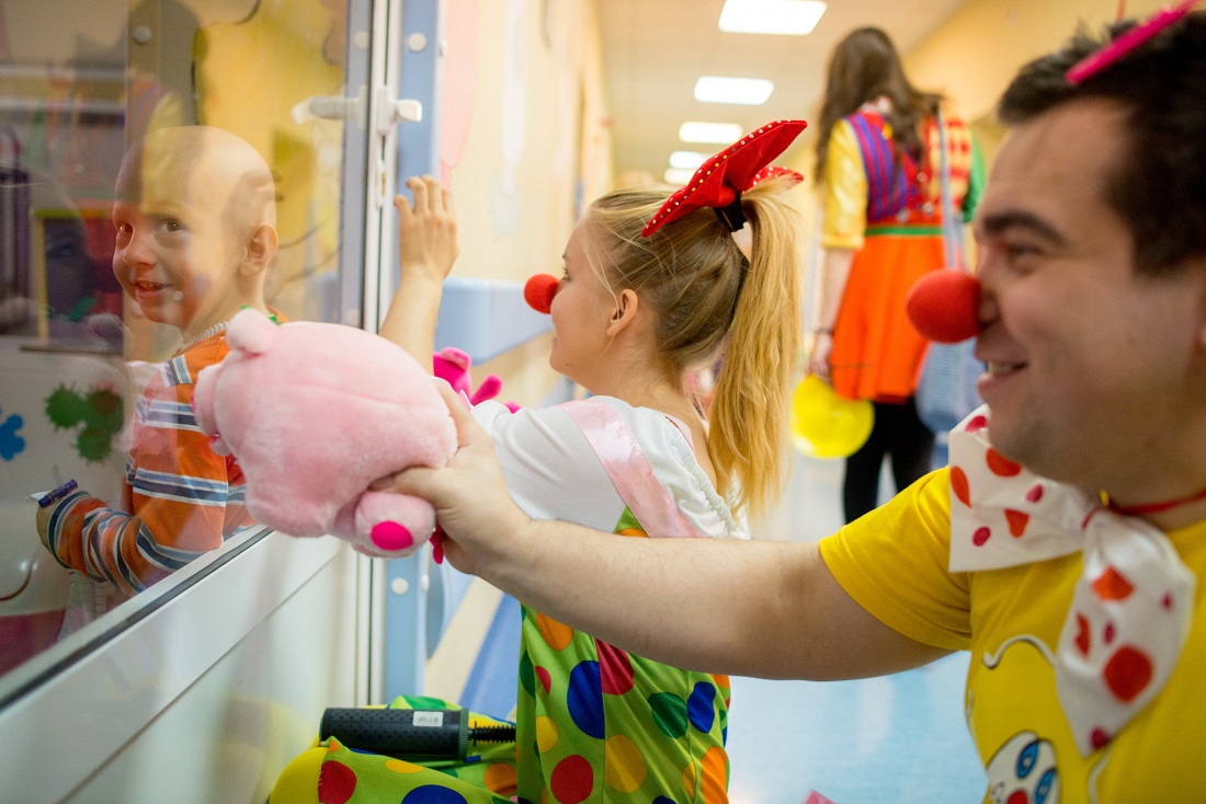 wolontariusze Fundacji z podopiecznym w szpitalu