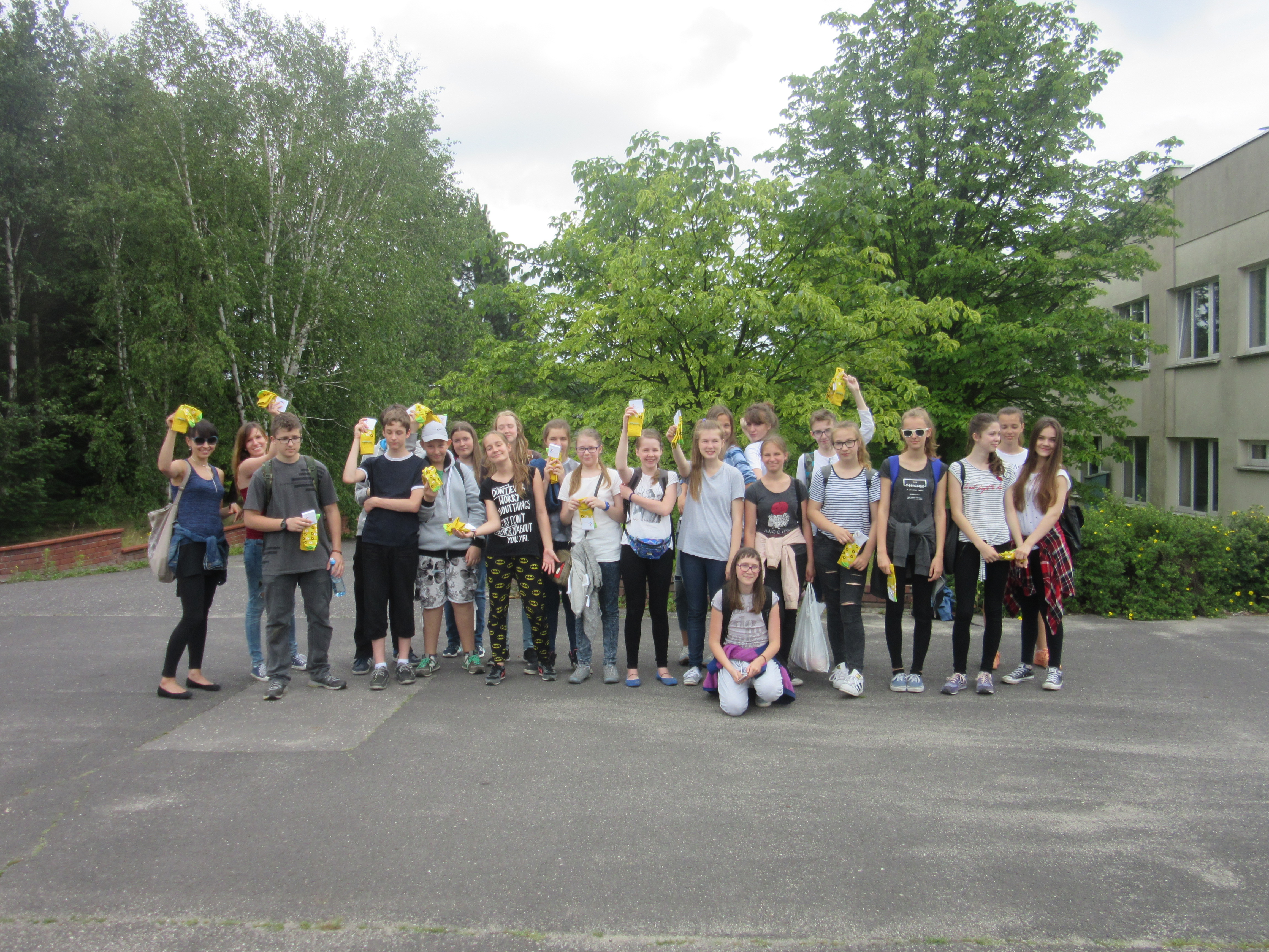 Grupa wolontariuszy pozuje do zdjęcia po wspólnej akcji wolontariackiej