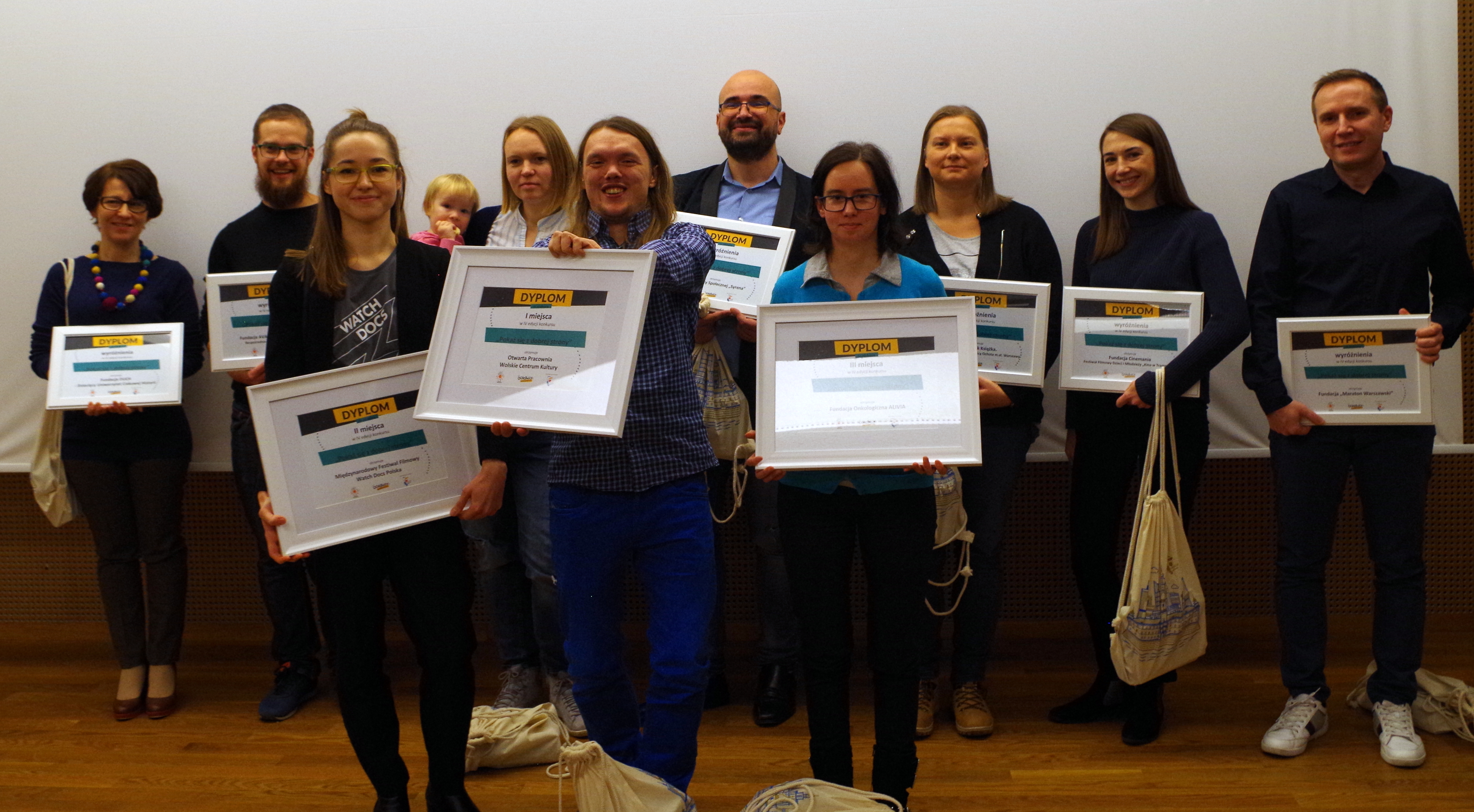 Wyróżnieni autorzy najlepszych wolontariackich ofert w 2019 r. pozują z dyplomami