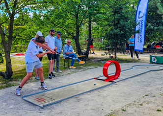 Rywalizacja na polu minigolfowym w Wawrze.jpg