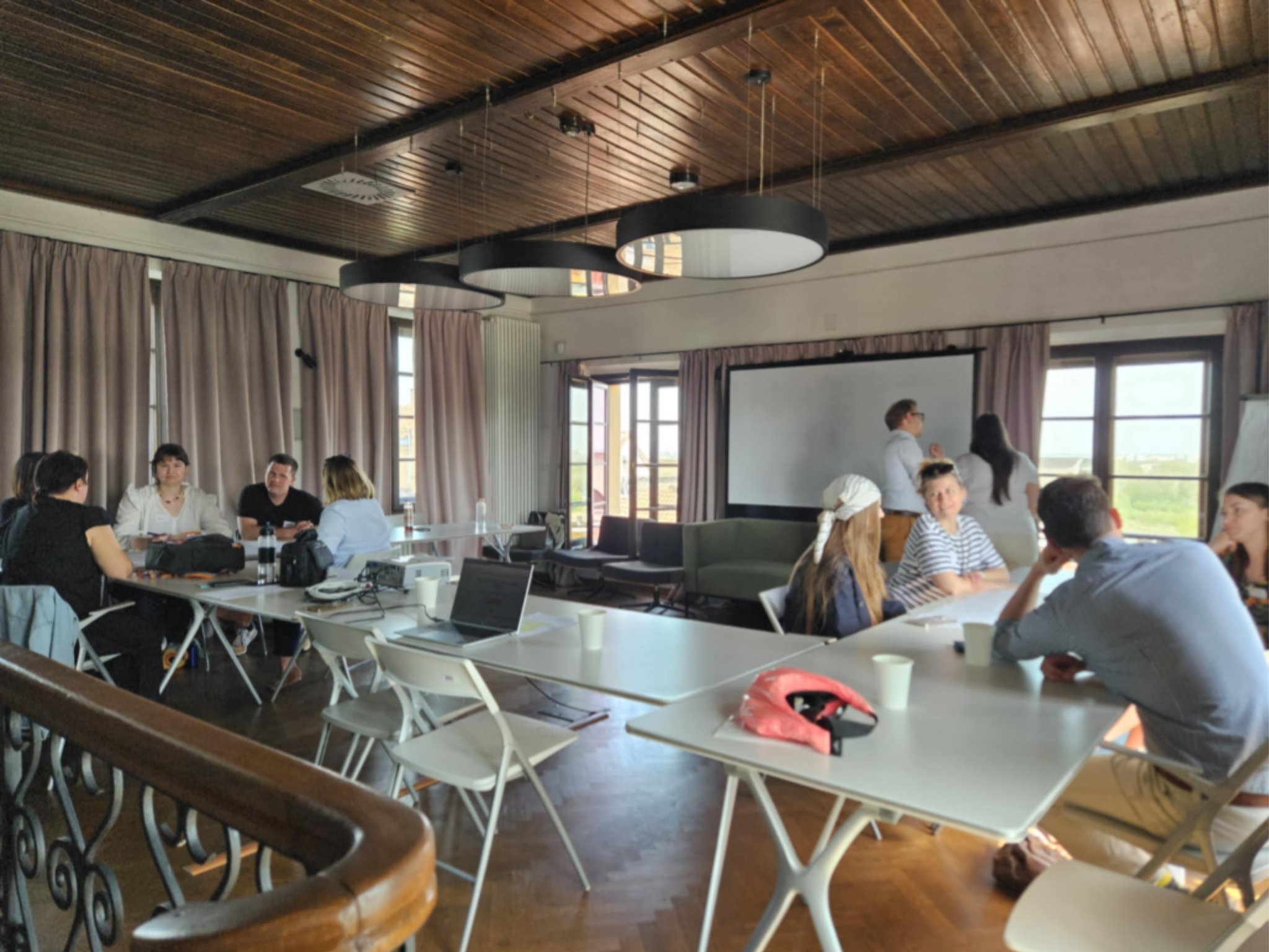 Koordynatorki i koordynatorzy wolontariatu z warszawskich muzeów pracują w grupach podczas spotkania Partnerstwa w sali warsztatowej Muzeum Warszawy.