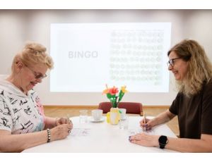 Wolontariusze prowadzący treningi funkcji poznawczych dla osób starszych w Centrum Aktywności Międzypokoleniowej "Nowolipie"
